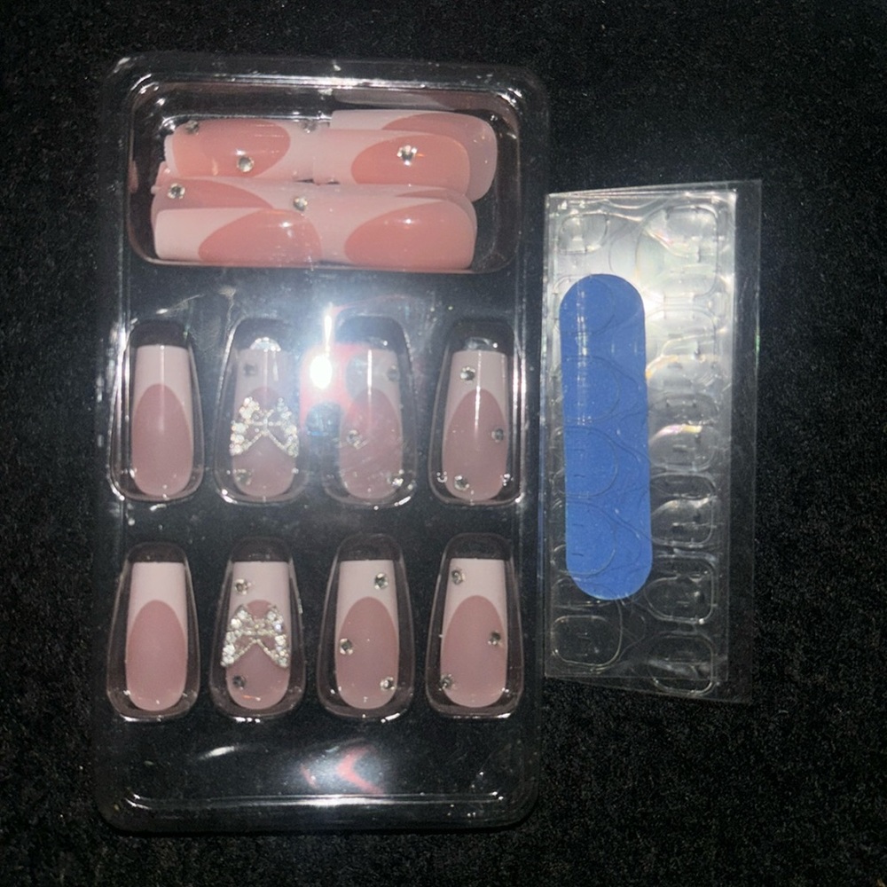 Sliver Butterfly press on nails. Silver rhinestone on nail(24) count.
